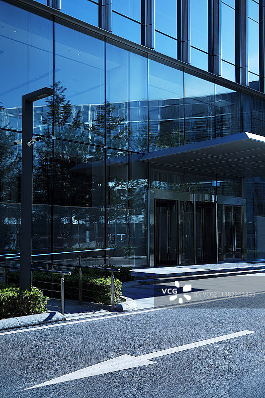 城市写字楼与路面箭头标志图片素材