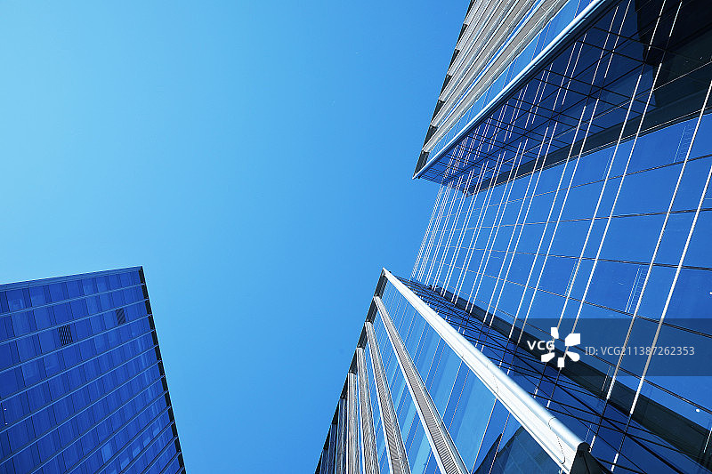 向上看金融区摩天大楼局部图片素材