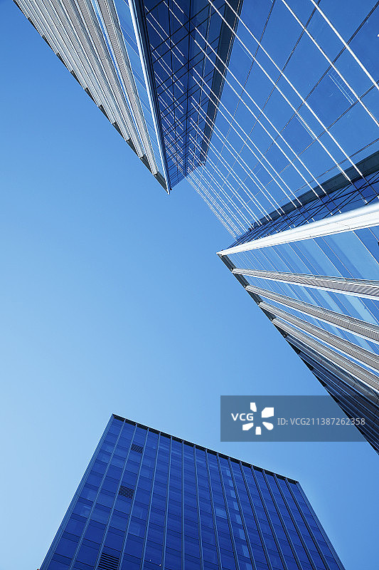 向上看金融区摩天大楼局部图片素材