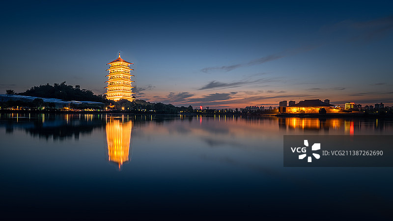 蓝调映衬长安塔图片素材