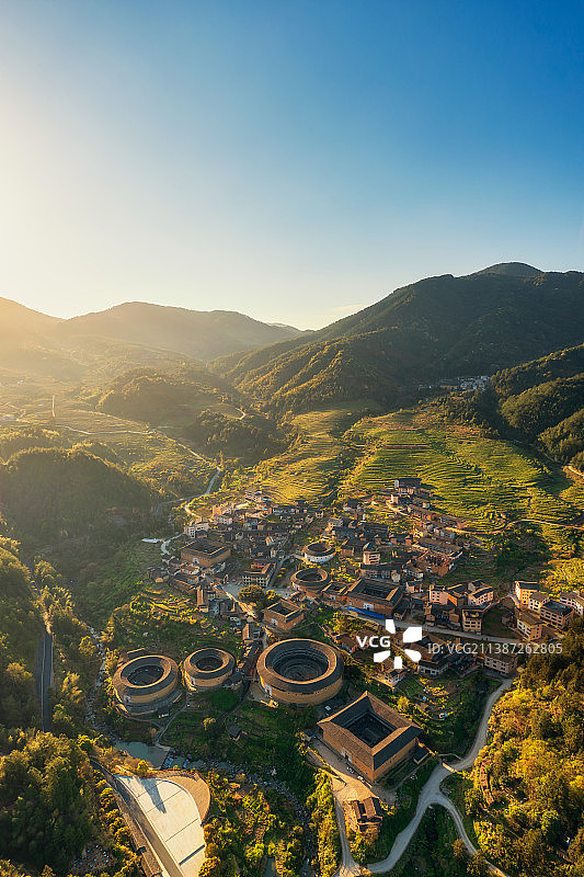 春季户外航拍视角下的世界文化遗产、全国重点文物保护单位福建省龙岩市永定下洋镇初溪土楼群——集庆楼图片素材