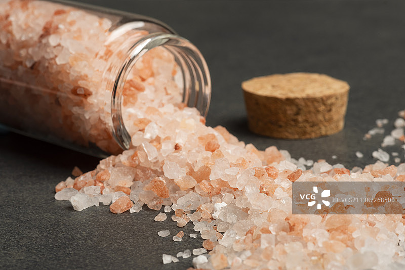 玻璃瓶中的粉色盐图片素材