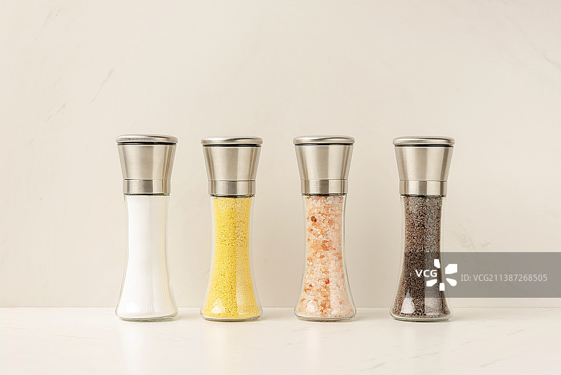 白色背景上的香料瓶图片素材