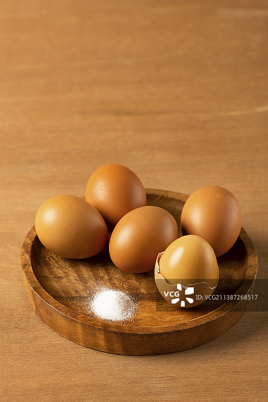 加盐的棕色煮鸡蛋图片素材