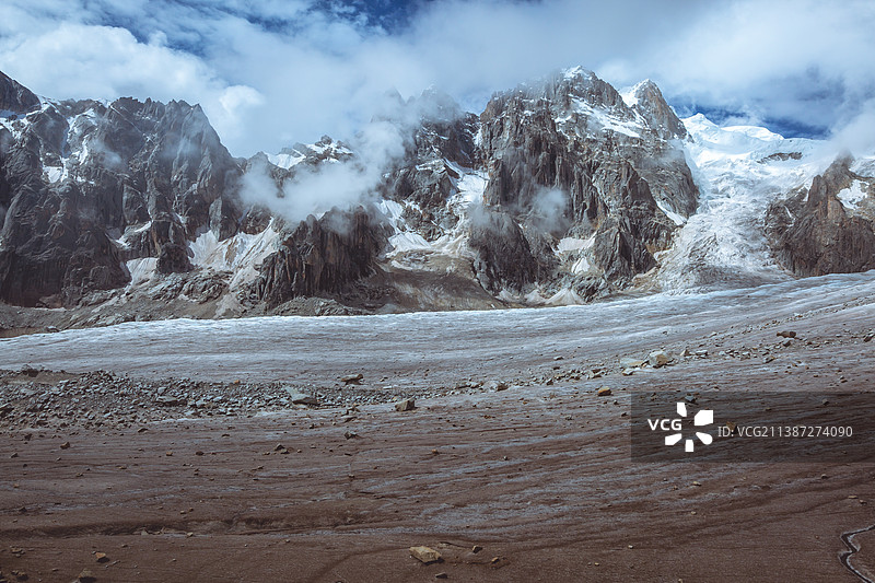 攀登雀儿山图片素材