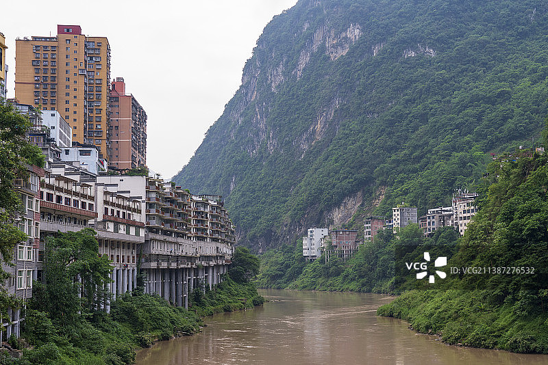 云南昭通盐津县 狭窄河谷里的县城 建筑立在河岸之上图片素材