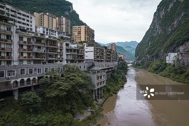 云南昭通盐津县 狭窄河谷里的县城 建筑立在河岸之上图片素材