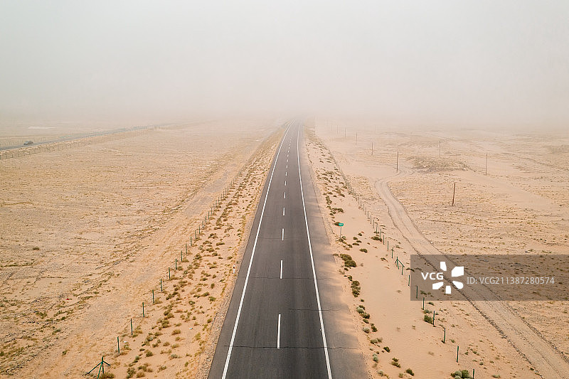 新疆和田地区G3012吐和高速公路沙尘暴天气图片素材