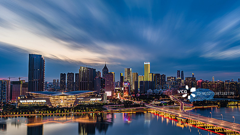 夜晚的城市天际线图片素材