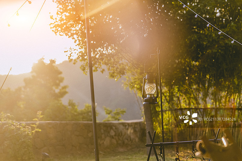 户外露营所需装备炉具茶几马灯一应俱全图片素材