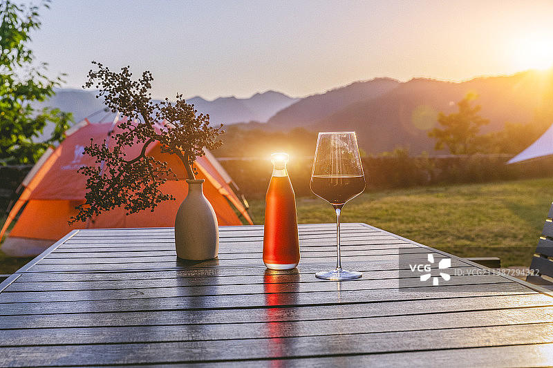 落日余晖下户外露营帐篷鸡尾酒一个都不能少图片素材