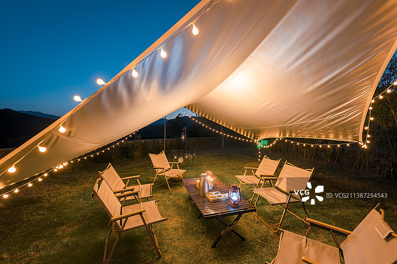 夜幕下户外露营灯光璀璨图片素材