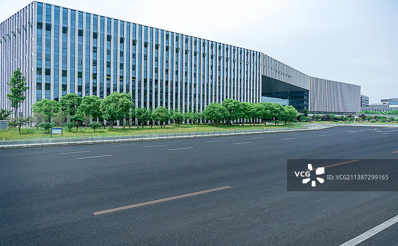 白色外墙建筑和空旷无人的马路图片素材