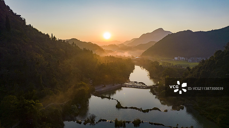 九龙瀑布的清晨图片素材