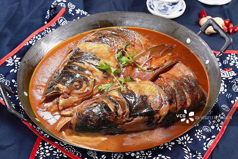 传统美食舌尖美味铁锅酱焖鱼头图片素材