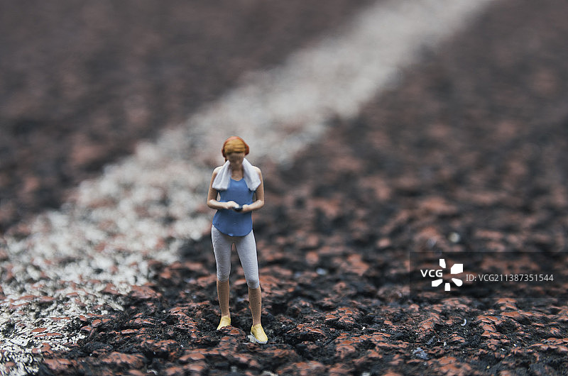 一名跑步运动健身的女性图片素材