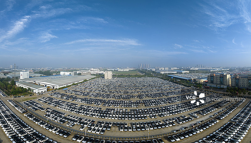 航拍汽车制造厂新车物流停车场城市风光图片素材
