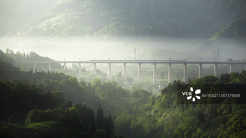 开往春天的列车图片素材