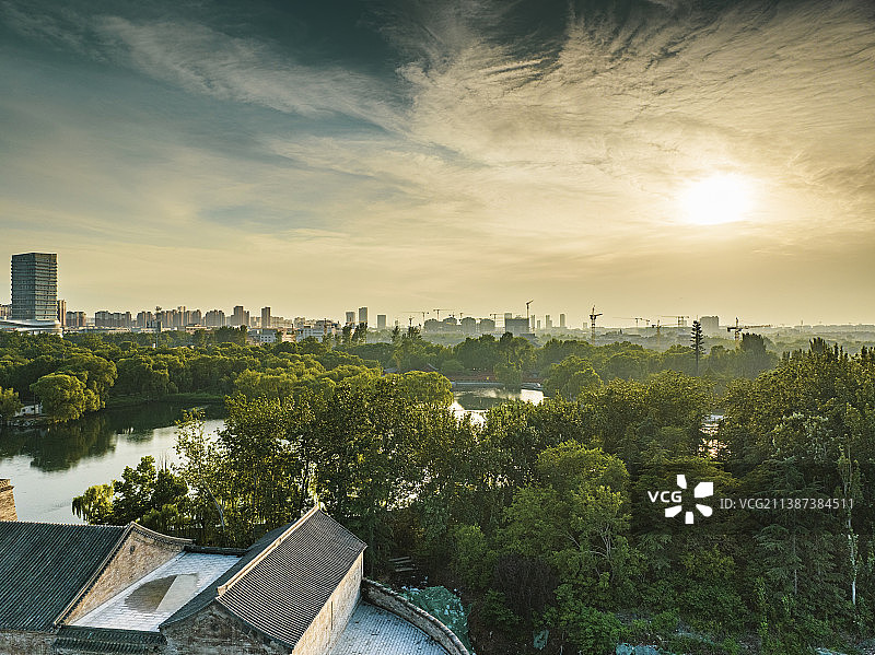 航拍济南章丘区百脉泉公园逆光晚霞图图片素材