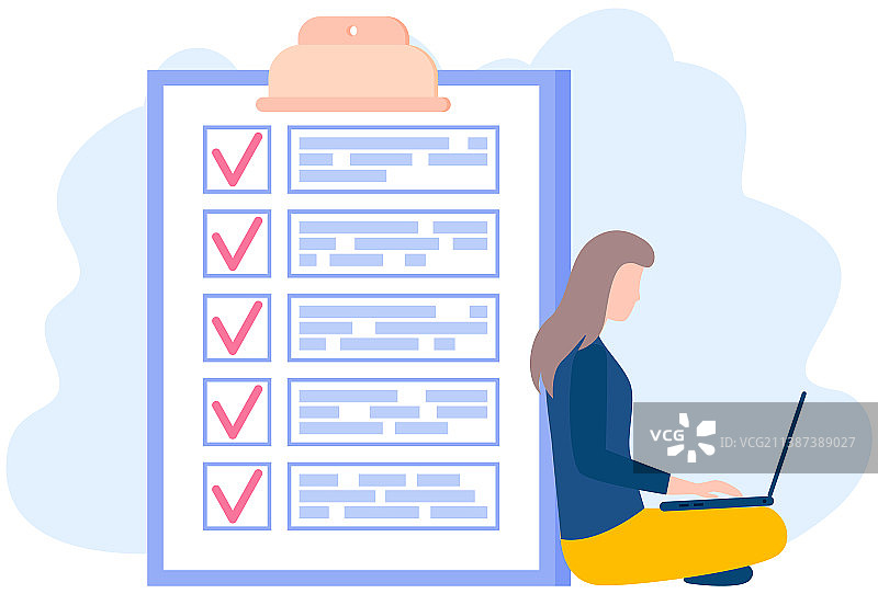 女人坐在笔记本电脑旁，靠近大纸板图片素材