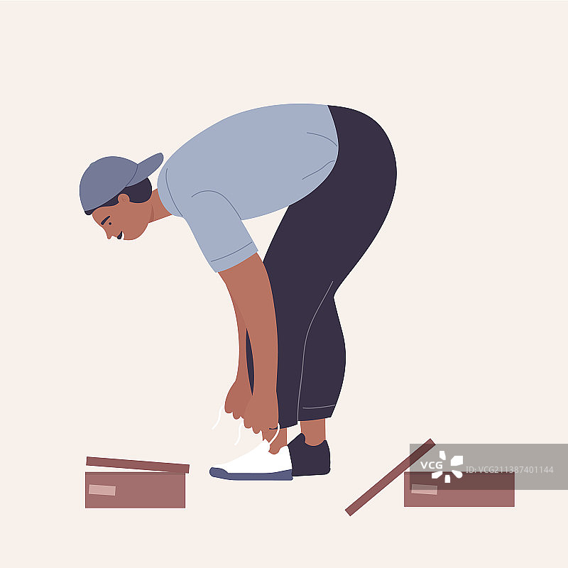 微笑的青少年试穿新运动鞋图片素材