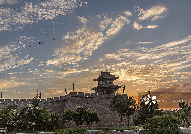 傍晚的西安城墙角楼彩霞满天，庄重辉煌。图片素材