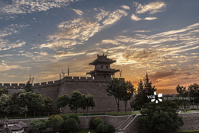 傍晚的西安城墙角楼彩霞满天，庄重辉煌。图片素材