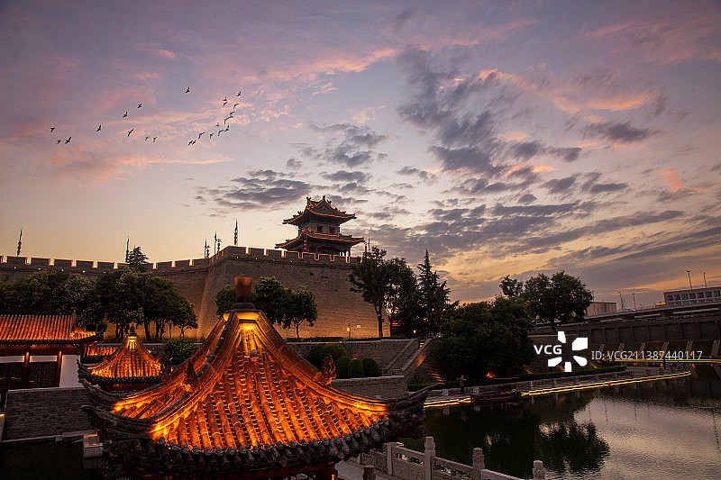 傍晚的西安城墙角楼彩霞满天，庄重辉煌。图片素材