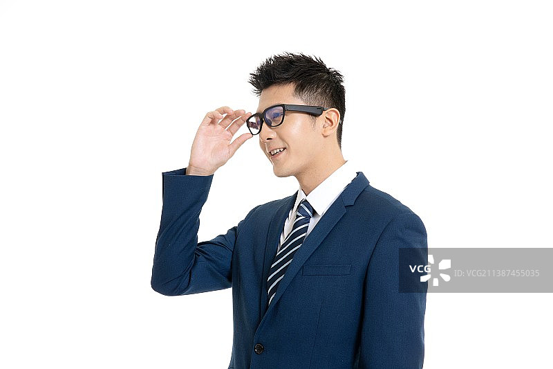 使用互联网眼镜的年轻商务男性图片素材