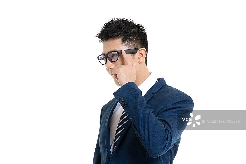 使用互联网眼镜的年轻商务男性图片素材