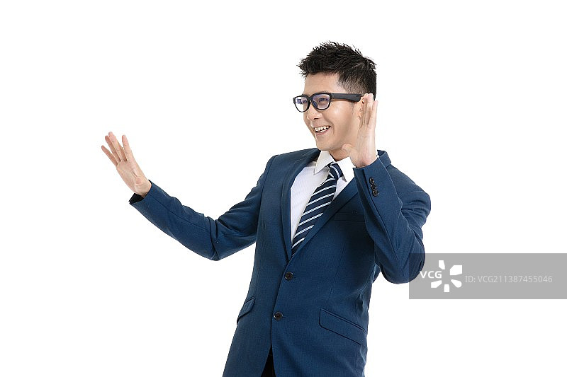 使用互联网眼镜的年轻商务男性图片素材