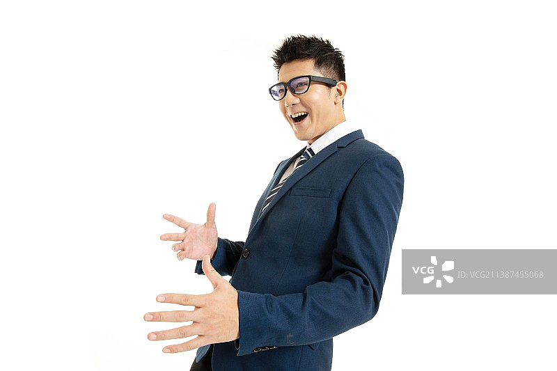 使用互联网眼镜的年轻商务男性图片素材