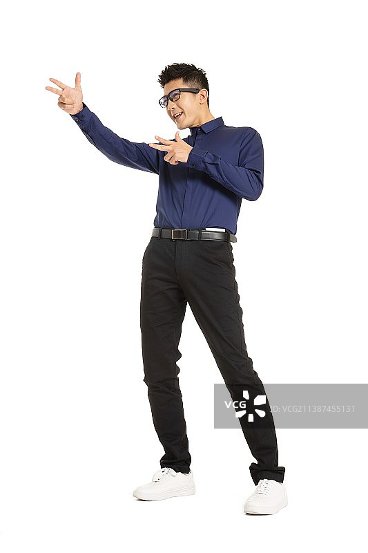 使用虚拟现实眼镜的年轻男性图片素材