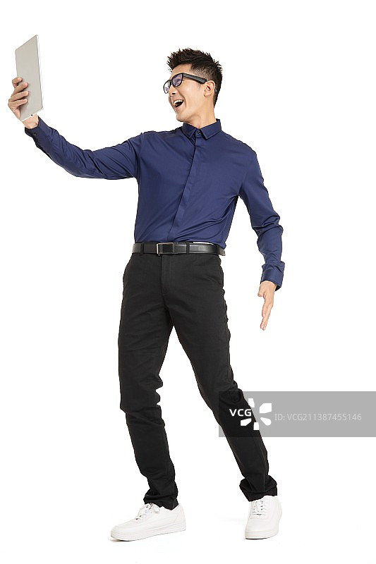 使用虚拟现实眼镜的年轻男性图片素材