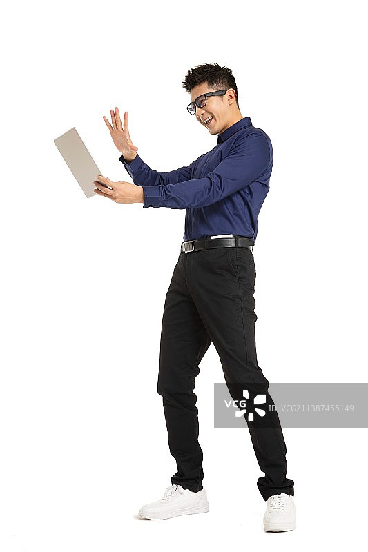 使用虚拟现实眼镜的年轻男性图片素材