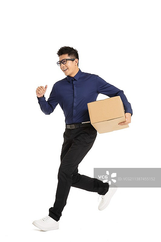 手拿物流快递盒的年轻男性图片素材