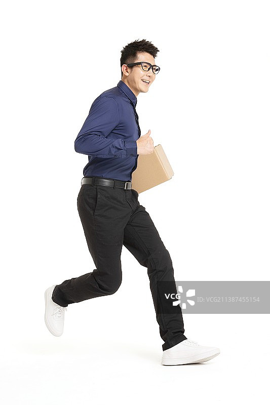 手拿物流快递盒的年轻男性图片素材