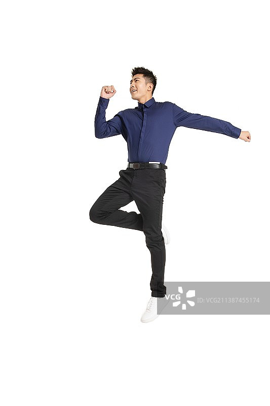 跳跃在半空中的年轻男性图片素材