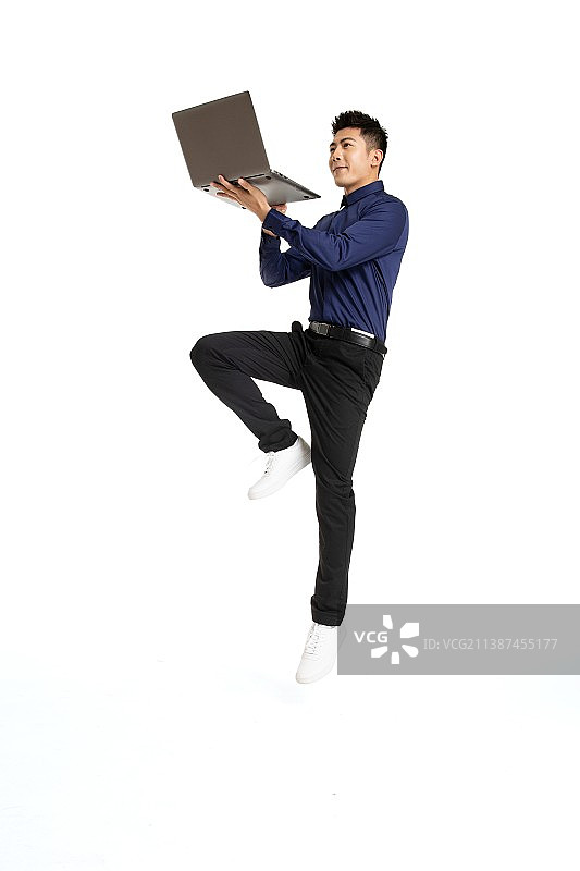 跳跃在半空中的年轻男性图片素材