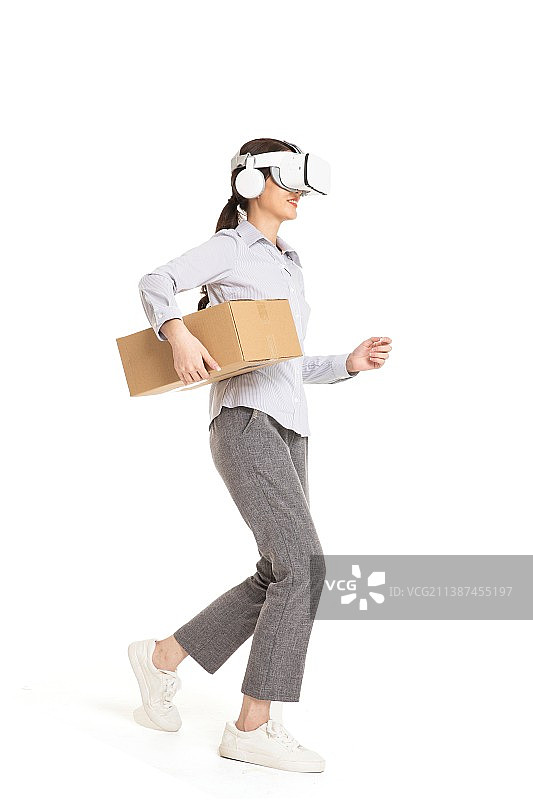 头戴VR的年轻职业女性图片素材