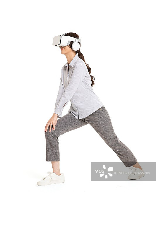 头戴VR的年轻职业女性图片素材
