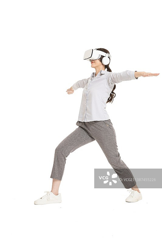 头戴VR的年轻职业女性图片素材