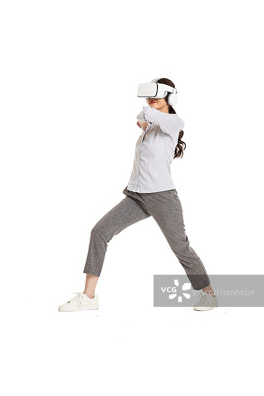 头戴VR的年轻职业女性图片素材