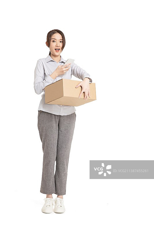用手机扫码快递盒的年轻女性图片素材