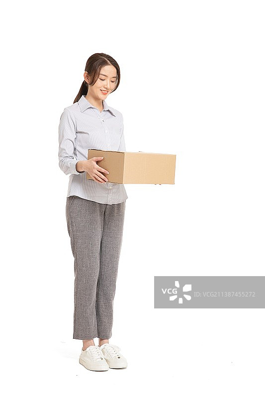 双手捧着盒子的年轻女性图片素材