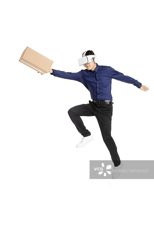 手拿物流快递盒的年轻男性图片素材