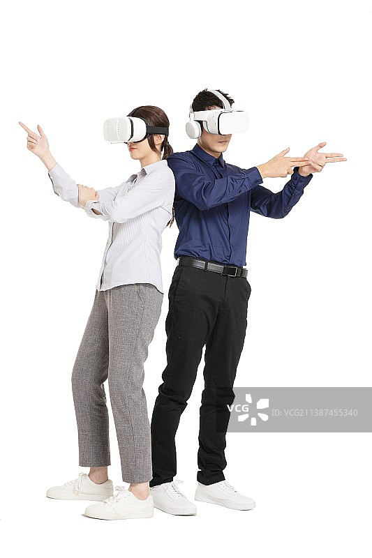 两个头戴VR的年轻人进行娱乐互动图片素材