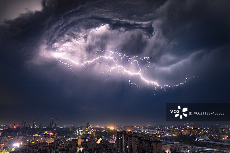 城市上空的雷暴闪电图片素材