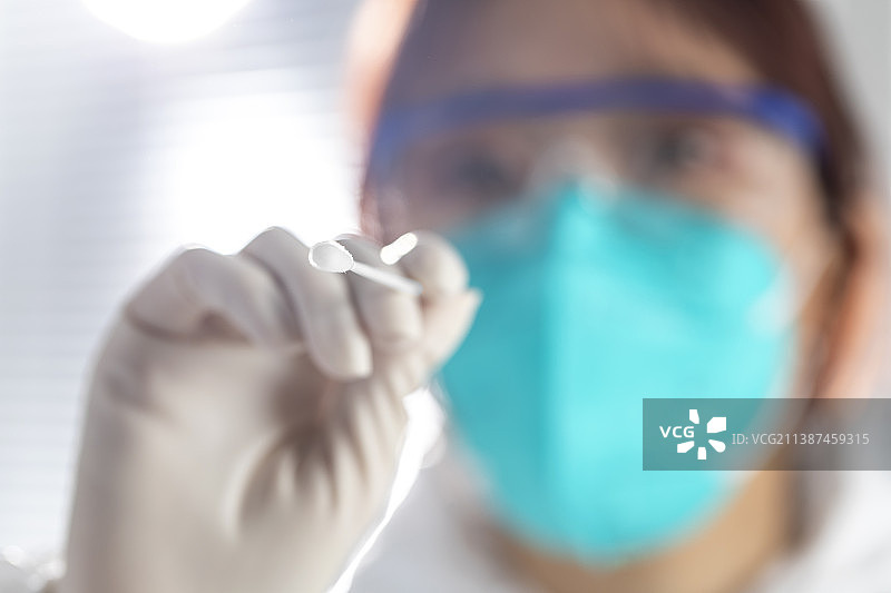 医护人员在做核酸检测图片素材