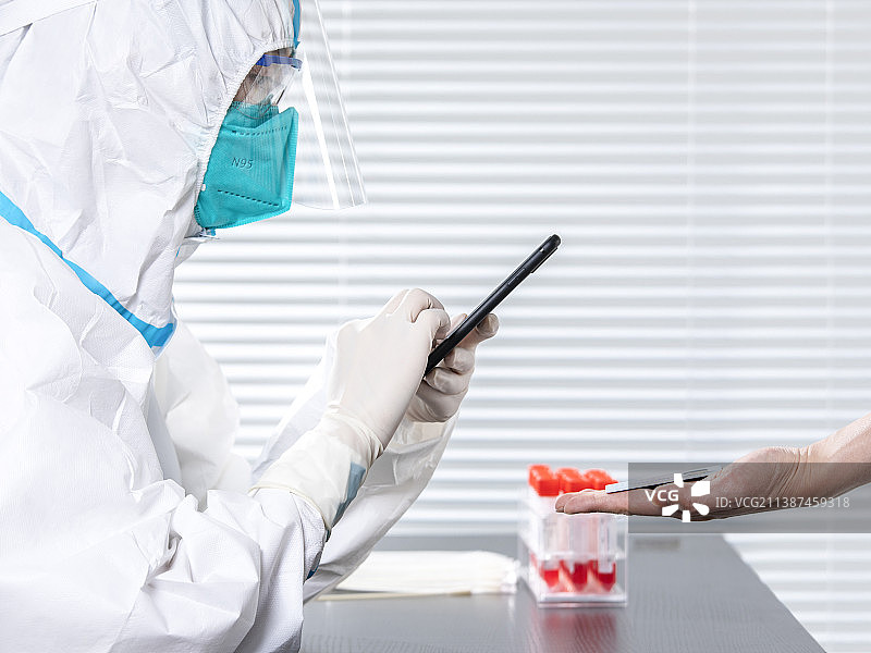 实验室里的科研人员做加油手势图片素材